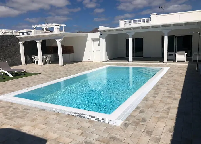 Casa Mercedes Villa *